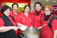 v.l. Gerti Walch, Bernadette Winkler, Maria Dornauer, Michaela Fabiankovits und Annemarie Hönig bei der Suppenausgabe