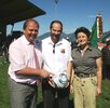 Bgm. Herbert Rieder und Bgm. Hedi Wechner überreichen den unterschriebenen Fußball an den Obmann Michael Steiner (Mitte).