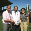 Bgm. Herbert Rieder und Bgm. Hedi Wechner überreichen den unterschriebenen Fußball an den Obmann Michael Steiner (Mitte).