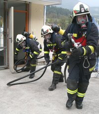 Innenangriff über einn Stiegenhaus mit Legung eine Schlauchleitung und Angriff in einem weiteren Raum (Trupp Wörgl II).