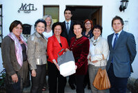 Zum Andenken an ihren Wörgl-Besuch überreichte IGZ-Obfrau Irmgard Moritz eine von der LEA-Produktionsschule gefertigte Handtasche an Ministerin Gabriele Heinisch-Hosek – hier im Bild vorne von links NR Gisela Wurm, Bürgermeisterin Hedi Wechner, IGZ-Obfrau Irmgard Moritz, Ministerin Gabriele Heinisch-Hosek, Vizebgm. und Sozialreferentin Evelin Treichl, Integrationsreferent Christian Kovacevic und hinten v.l. IGZ-Vorstandsmitglied Sigrid Hölzl, IGZ-GF Kayahan Kaya und IGZ-Vorstandsmitglied Silvia Nagl.