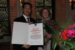 Überreichung Preis durch Brunhilde Atzl an Preisträger Kyung Chun Kim.