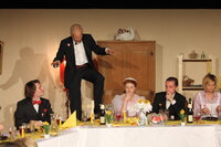 Das Benehmen der Gäste bei der „Kleinbürgerhochzeit“ im Wörgler Astnersaal lässt sehr zu wünschen übrig.