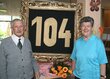 Karl Stoll (104 Jahre) mit seiner Lebenspartnerin Anna Schipflinger. 