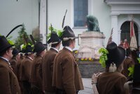 Wörgler Standschützen vor dem "Wörgler Rearer"