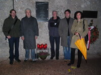 im Bild Fritz Seelig, Michael Zangerl (der die Gedenktafel gestaltete) sowie die beiden Grün-Gemeinderäten Alexander Atzl und Evelyn Huber
