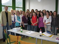 Bezirksinspektor Franz Garber mit den Schülerinnen der Klasse 2A der Fachschule Wörgl