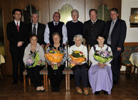 BH Dr. Berger und Bürgermeister Abler flankieren die Jubelpaare Grabher, Schwendinger, Gasteiger und Rieder (v.l) - Foto: Pangrazzi