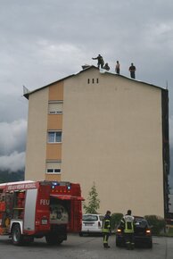 Wörgl, ein ÖBB-Siedlunghaus wurde in Mitleidenschaft gezogen. Das provisorisch gedeckte Dach (erst einige Tage vorher gedeckt) konnte dem Sturm nicht standhalten. 