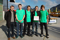 Gefallen hat´s auch dem Projekt-betreuenden Lehrer Mag. Gerhard Schöler, hier im Bild mit den jungen Eventveranstaltern Philipp Wach, Mathias Spitzenstätter, Manuel Bischofer und Christoph Ortner. 