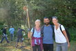 Landschaftspflegerin Maria Ringler (links) mit Rawad und Michaela Kasper-Furtner vom Freiwilligenzentrum Kitzbüheler Alpen beim Arbeitseinsatz in der Filz