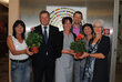 Blumen als kleines Danke und viel Lob als Wertschätzung für die Arbeit des Pflegepersonals im Seniorenheim Wörgl:  Landesrat Bernhard Tilg (2.v.l.), VP-Sozialsprecherin Sonja Ledl-Rossmann (3.v.l.) und Wörgls Sozialsprecherin Evelin Treichl (2.v.r.) mit Heimleiter Harald Ringer, Pflegedienstleiterin Annemarie Dinkhauser (r.)und deren Stellvertreterin Anni Hirzinger (l.). 