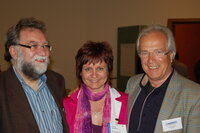 Die Organisatoren der Tagung am Goetheanum Ulrich Rösch (links) und Otmar Donnenberg (rechts) mit Veronika Spielbichler, Obfrau des Unterguggenberger Institutes Wörgl. 