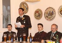 Jugendbetreuer Helmut Fill (stehend) ist hoch erfreut über die Leistungen der Nachwuchsschützinnen und Schützen