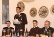 Jugendbetreuer Helmut Fill (stehend) ist hoch erfreut über die Leistungen der Nachwuchsschützinnen und Schützen