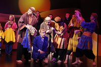 Joseph2: Beim Musical Joseph stehen mit Marcel (ganz rechts) und Dustin (ganz links) zwei junge Talente aus Wörgl auf der Bühne. Fotonachweis: Landesjugendtheater