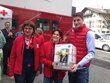 JVP Obmann Stv. Michael Riedhart übergibt das Geschenk an das Rote Kreuz 
