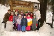 Karl Binder und die KIndergärtnerin Brigitte Rieder mit einer der Kindergruppen vor einer Futterkrippe. 