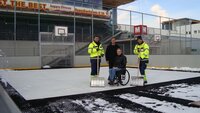 Sportreferent Aufschnaiter mit Bauhofleiter Huber und Mitarbeiter
