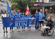 Läufer des World Harmony Run mit Sportreferent Aufschnaiter