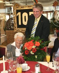 Bgm. Arno Abler gratuliert der Jubilarin