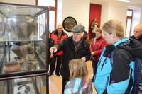 Museumsführer Hans Gwiggner bei der Museumsführung für die Wörgler Lesepaten.