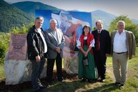 Bgm. Arno Abler, Künstler Peter Valeruz, LR Dr. Beate Palfrader, Bgm. Herbert Rieder, Kunstquadratobmann Gerhard Gurschler vor dem Kunstwerk