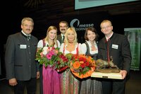 v.l.n.r. Obmann Hannes Dengg und die Mitarbeiter Marina Brunner, Markus Prantner, Martina Bletzacher, Magdalena Thaler, sowie Geschäftsführer Josef Unterweger nahmen die Siegestrophäe entgegen. 