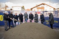 Startschuss für die nächste Wohnbaustelle in Wörgl mit (v.li.) Günther Hofer (Baufirma Porr), Vizebürgermeister Kayahan Kaya, Wohnungsreferent und Gemeinderat Walter Altmann, NHT-Geschäftsführer Markus Pollo, Bürgermeister Michael Riedhart, dem designierten NHT-GF Johannes Tratter, den Landtagsabgeordneten Christian Kovacevic und Sebastian Kolland sowie Architekt Hanno Vogl-Fernheim