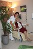 Das Pflegepersonal hilft natürlich bei der Bedienung der neuen Infrarotstühle im Seniorenheim Wörgl - im Bild Ingeborg Mair mit Anna Greiderer, die sich lieber ohne Musik entspannt.