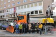 Schlüsselübergabe für den neuen Lkw mit Spezialausstattung an den städtischen Bauhof – v.l. Fahrer Manfred Permoser, die Vizebgm. Evelin Treichl und Dr. Andreas Taxacher sowie Mario Wiechenthaler und Dr. Daniel Wibmer vom Wörgler Stadtrat, Nationalrätin Carmen Schimanek, Armin Steinberger von MAN, Wörgls Bürgermeisterin Hedi Wechner und Bauhofleiter Klaus Huber