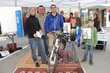 Bei der Übergabe des Hauptgewinnes, einem E-Bike: Wörgls Umweltreferent Richard Götz, Klimaschutzbeauftragter  Georg Griesser, Gewinner Daniel Seelaus und die beiden jüngsten Fahrradwettbewerb-Gutscheingewinner Thomas Loinger und Felix Schöbel, beide acht Jahre alt.