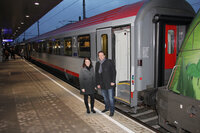 VVT-Prokuristin Nicole Saxer und ÖBB-Regionalmanager René Zumtobel hießen das neue Zugangebot am Innsbrucker Hauptbahnhof willkommen