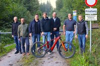 v.l.n.r.: Obmann der Weginteressentschaft Sebastian Rabl, GF TVB Wildschönau Michael Mairhofer, Sportreferent Wörgl Thomas Embacher, BGM Wörgl Michael Riedhart, Obmann Dorfinteressentschaft Markus Schipflinger, Grundeigentümer Josef Scheiber, GF TVB Ferienregion Hohe Salve Stefan Astner