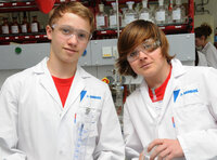 Josef Bramböck und Philipp Steinwender experimentieren im Ausbildungslabor.