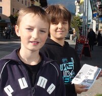 Die Schüler Andreas und Mathias sammeln Marketing-Erfahrung und bewerben den Multivisionsvortrag „Das Ziel ist der Gipfel“ in der Bahnhofstraße.