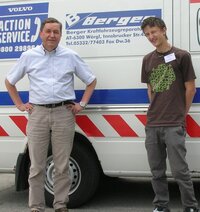 Prokurist Widmann von der Berger Kraftfahrzeugreparatur GmbH mit seinem Poly-Praktikanten   