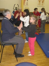 Kinder mit Bewohner des SH Wörgl