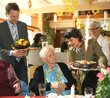 Der 90. Geburtstag von Frau Weber wird gebührend gefeiert.