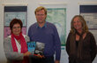 Buchautor Thomas Brändle mit Jutta Seethaler (rechts) und Veronika Spielbichler (links) vom Vorstand des Unterguggenberger Institutes.