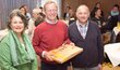 Bgm. Hedi Wechner und Günther Rauch übergaben die Abschiedsgeschenke an den ehemaligen Stadtamtsdirektor Alois Steiner.