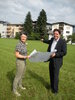 Frau BGM Hedi Wechner und Herr GR und Obmann des Immobilienausschusses Mag. Alexander Atzl laden zum Ideenwettbewerb Parkgestaltung „Fischerfeld“ ein. 