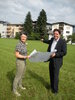 Frau BGM Hedi Wechner und Herr GR und Obmann des Immobilienausschusses Mag. Alexander Atzl laden zum Ideenwettbewerb Parkgestaltung „Fischerfeld“ ein. 
