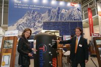Wirtschaftslandesrätin Patrizia Zoller-Frischauf besuchte den Messestand von Sun-Systems auf der Intersolar in München, wo Geschäftsführer Jochen Ehart den neu entwickelten Solarspeicher TRIVALENT mit patentiertem Frischwassersystem präsentierte