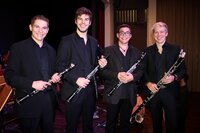Das MTC-Klarinetten-Trio Mathias Spitzenstätter, Thomas Wibmer und Christian Spitzenstätter mit Philip Watson.