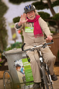 Auch Viktor Haid alias „Herr Reindl“ tritt heuer fleißig für den Fahrradwettbewerb in die Pedale.