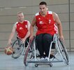 Urban Oberthanner (Nr.8) und Andreas Riedl (Nr.7) suchen gemeinsam den Korberfolg
