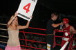 Ringgirl Angi kündigt die letzte Runde des Kampfes an.