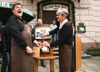 O`zapft is, brüllt Gastwirte-Öbmann Hannes Silberberger der mit VBgm. Maria Stein das erste Faß anschlug