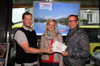 Die Obmänner des SCW Hannes Mitterer und Marco Pilotto übergeben die Pilotto Gutscheine an Gewinnerin des Facebook Contest anlässlich der Alpenrallye 2011 Christina Kirchler